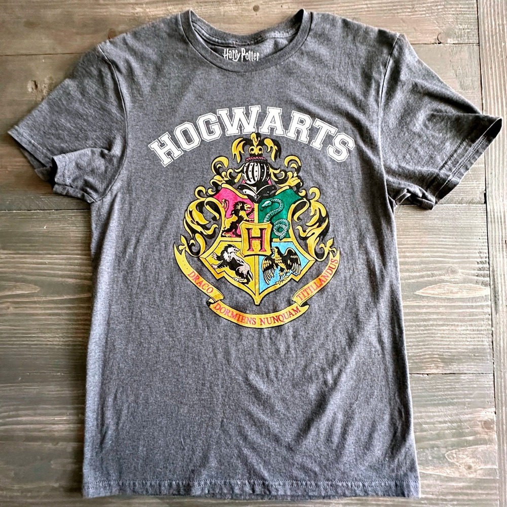 Harry Potter Gray Hogwarts Shield Logo‎ T-Shirt Crew Neck Adult Size S 34/36